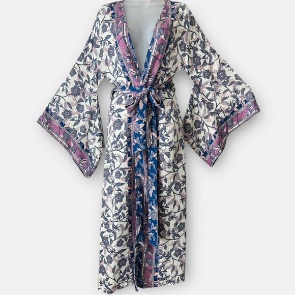 En Creme Kimono Floral Robe Statement Sleeves Size Medium Blue Pink Bohemian - Picture 1 of 10